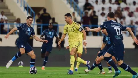 مع الأجنبي بطاقة.. تعليق مُثير على لقطة رونالدو مع حكم مباراة الأخدود