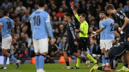 هل تعرض مانشستر سيتي للظلم؟| خبير تحكيمي يحسم الجدل في طرد برناردو سيلفا