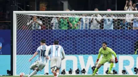 فيديو| شاهد مصطفى شوبير يتصدى لركلة جزاء من ليونيل ميسي في المونديال