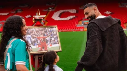 صور| شاهد محمد صلاح يودع ملعب أنفيلد بجولة خيالية مع عائلته