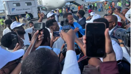 استقبال جماهيري للحكم الصومالي عمر عبد القادر أرتان بعد عودته إلى مقديشو