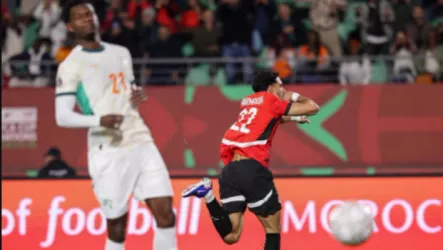 شاهد| بعد الإطاحة بالأفيال.. مرموش يتخلى عن احتفالاته من أجل مواساة نجم كوت ديفوار