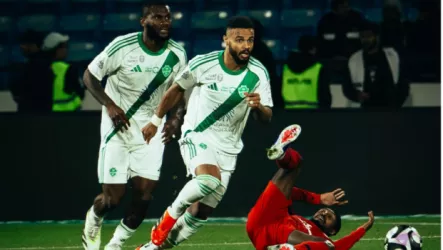  الأهلي ينتزع فوزًا هامًا من ضمك ويتصدر ترتيب دوري روشن مؤقتًا