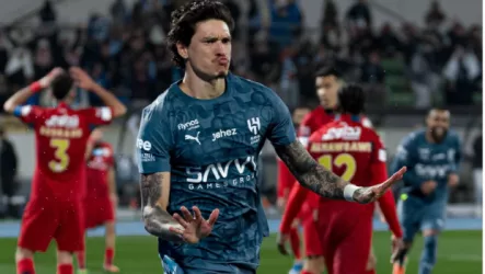 الهلال يحلق على صدارة الدوري بعد ثنائية أمام ضمك