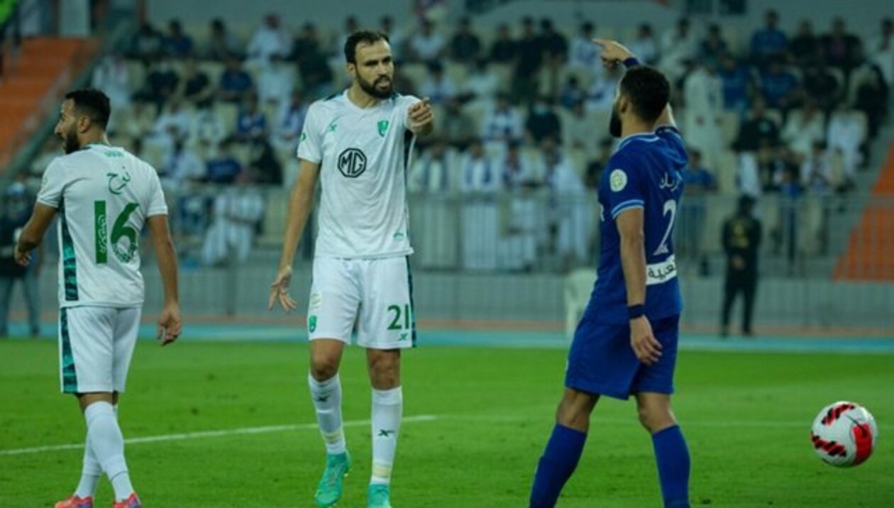 حمدي النقاز ومحمد البريك ونوح الموسى في مباراة الأهلي والهلال