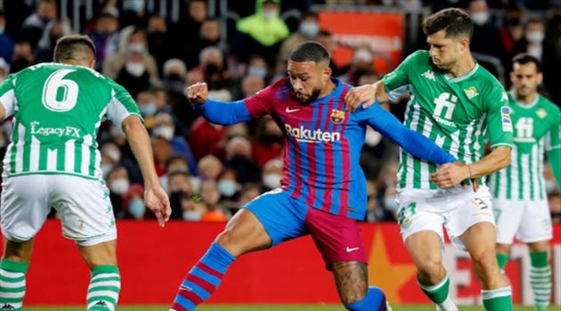 السقوط الأول لتشافي مع برشلونة أمام بيتيس في الدوري الإسباني