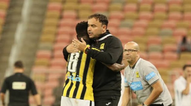 صورة| عناق حار بين المولد وسييرا قبل انطلاق مباراة الاتحاد والطائي