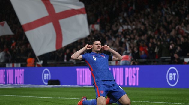 أسطورة مانشستر يونايتد يصدم الجميع: ماجواير مثل بيكيه