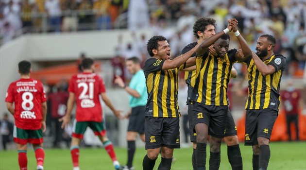 صورة حزينة.. إصابة صادمة "تبعد" نجم الاتفاق عن كرة القدم