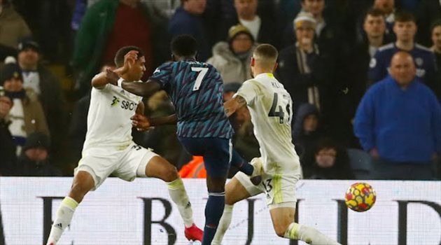 أرسنال يسحق ليدز يونايتد بثلاثية في الدوري الإنجليزي