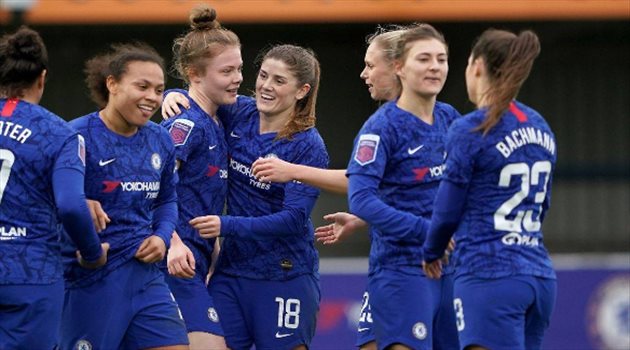 "أغرب إنذار في التاريخ".. لاعبة تشيلسي تعتدي على مشجع بسبب "سيلفي"