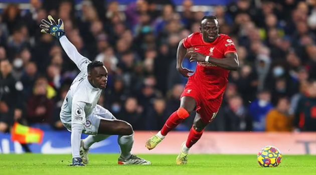 "منافسو الأمس أصدقاء اليوم".. ماني وميندي يتوجهان للسنغال في طائرة خاصة