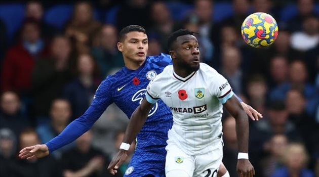 بيرنلي يسقط تشيلسي في فخ التعادل بالدوري الإنجليزي