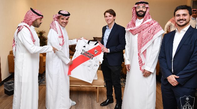 أمام الهلال.. رئيس الأهلي يستقبل "وفد" ريفر بليت الأرجنتيني