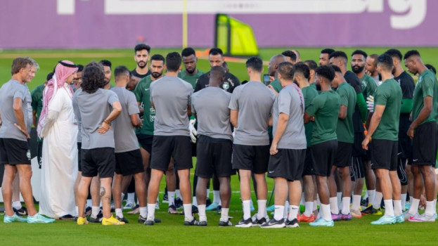 طرائف كأس آسيا| إقالة مدرب السعودية بعد تفتيش حقائب اللاعبين !