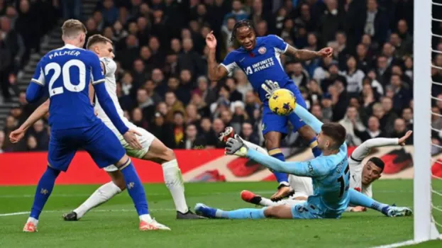 فضائح التحكيم الإنجليزي عرض مستمر.. كوارث موسم 2023-2024