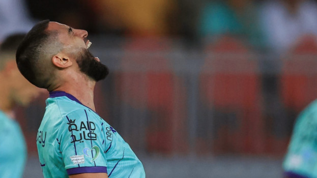 الهلال خير دليل.. كيف تعالج إدارة الأهلي أزمة حرمان القيد؟