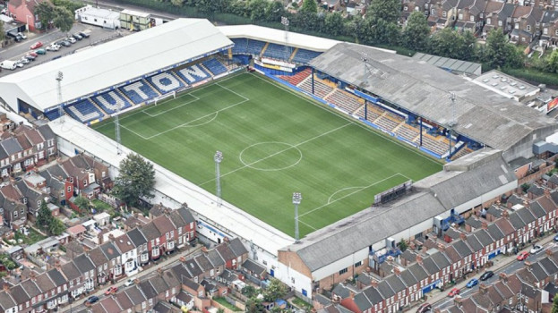 أغرب ملاعب الدوري الإنجليزي.. الدخول للمدرجات عبر نوافذ المنازل