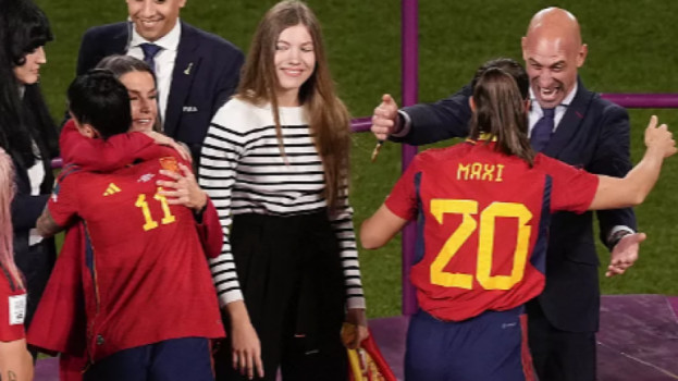 روبياليس المراهق الذي أهان سيدات إسبانيا باحتفالات خادشة للحياء