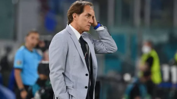 مانشيني في مرمى النيران.. اعترافات صادمة وحقيقة إيقاف نجوم النصر