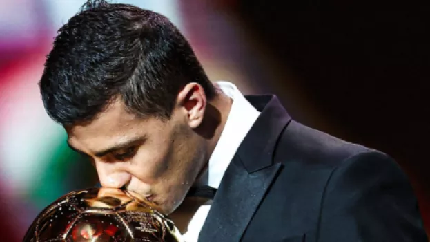 معايير لا يمكن لأحد أن يفهمها.. ثورة في كرة القدم بعد عدم فوز فينيسيوس بالكرة الذهبية