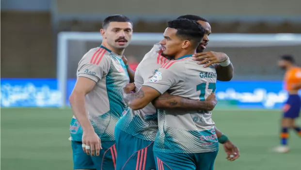 بين الـ VAR وصافرة الساحة .. هل يدفع الهلال أو الأهلي ثمن خطأ تقديري في ليلة الحسم؟