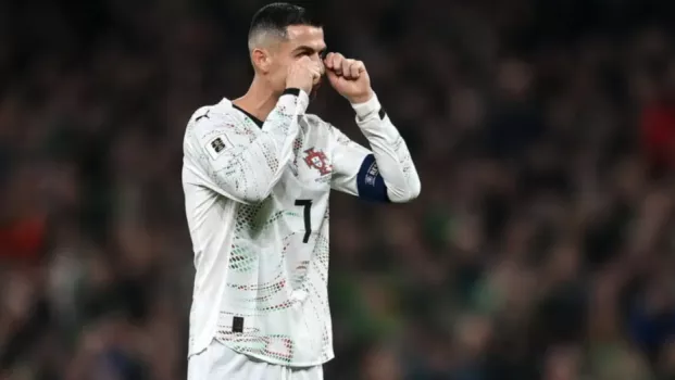 فيديو | شاهد طرد رونالدو .. سخرية جماهير أيرلندا بعد حصوله على الكارت الأحمر