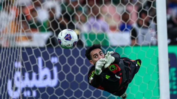 كأس العرب .. نواف العقيدي يتلقى انتقادات عمانية حادة بعد أزمة المؤتمر الصحفي