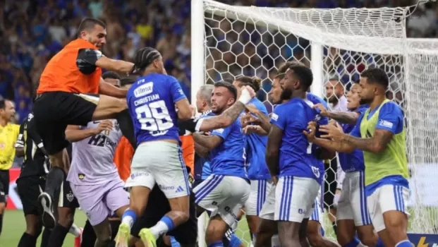 معركة وطرد 23 لاعب في مباراة أتلتيكو مينيرو وكروزيرو