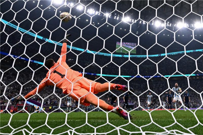 3-ليونيل ميسي يسجل الهدف الأول للأرجنتين. 3-ليونيل ميسي يسجل الهدف الأول للأرجنتين.