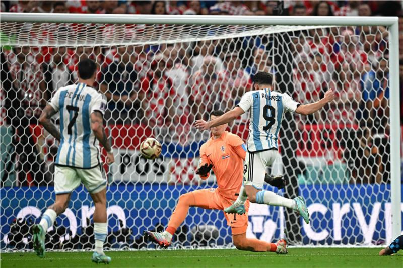 5-جوليان ألفاريز يسجل الهدف الثاني للأرجنتين. 5-جوليان ألفاريز يسجل الهدف الثاني للأرجنتين.