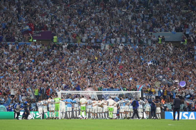 8-احتفال لاعبي الأرجنتين مع الجماهير بالتأهل لنهائي كأس العالم. 8-احتفال لاعبي الأرجنتين مع الجماهير بالتأهل لنهائي كأس العالم.