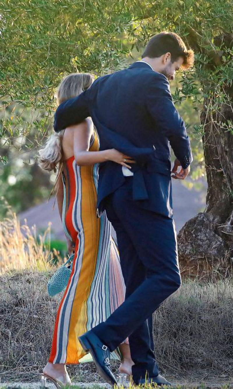 أول ظهور لصديقة بيكيه الجديدة