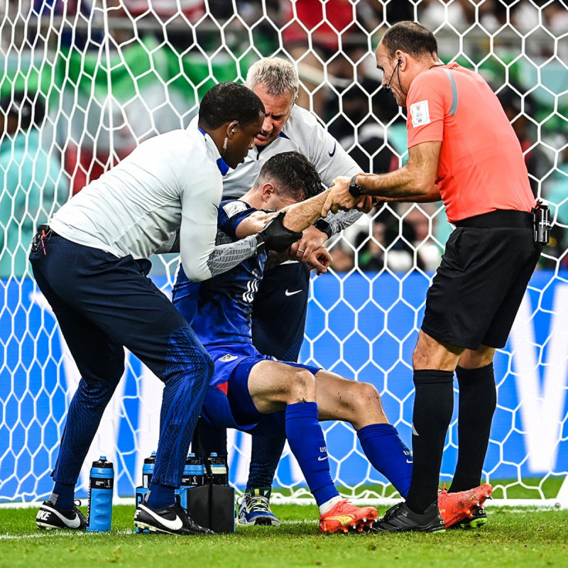 إصابة كريستيان بوليسيتش ومغادرة ملعب المباراة بعد تسجيله الهدف في شباك إيران