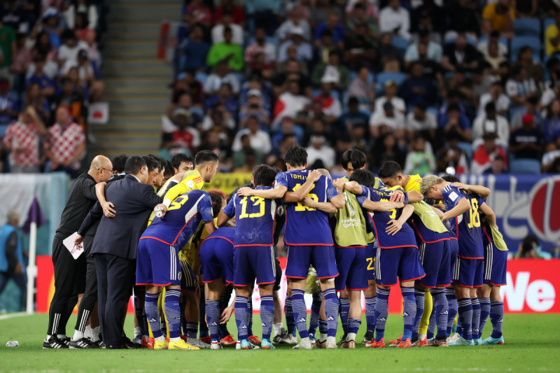 اجتماع لاعبي المنتخب الياباني بعد الخسارة بركلات الترجيح أمام كرواتيا اجتماع لاعبي المنتخب الياباني بعد الخسارة بركلات الترجيح أمام كرواتيا
