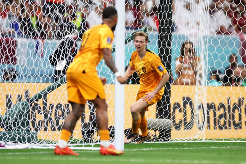 احتفال دي يونج عقب تسجيل الهدف الثاني أمام قطر