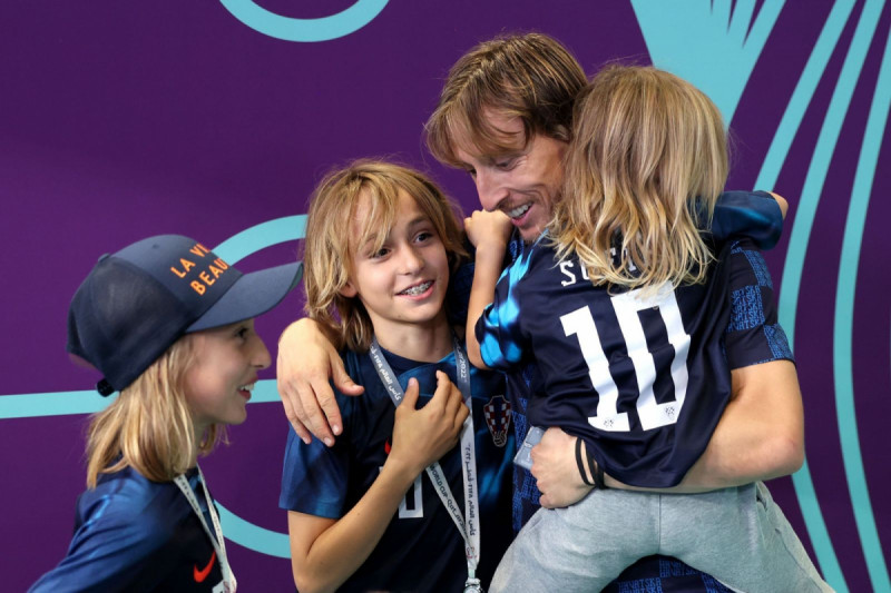 احتفال لوكا مودريتش مع أبنائه عقب التأهل احتفال لوكا مودريتش مع أبنائه عقب التأهل