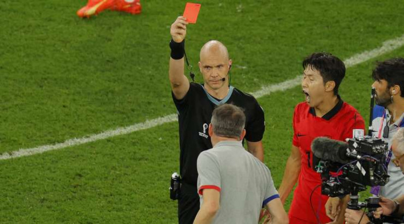 الحكم أنتوني تايلور يطرد مدرب كوريا الجنوبية