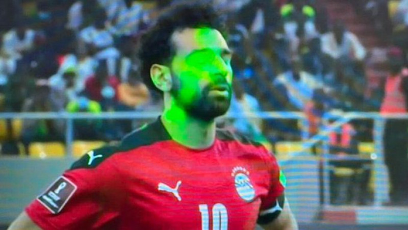 الليزر على وجه محمد صلاح