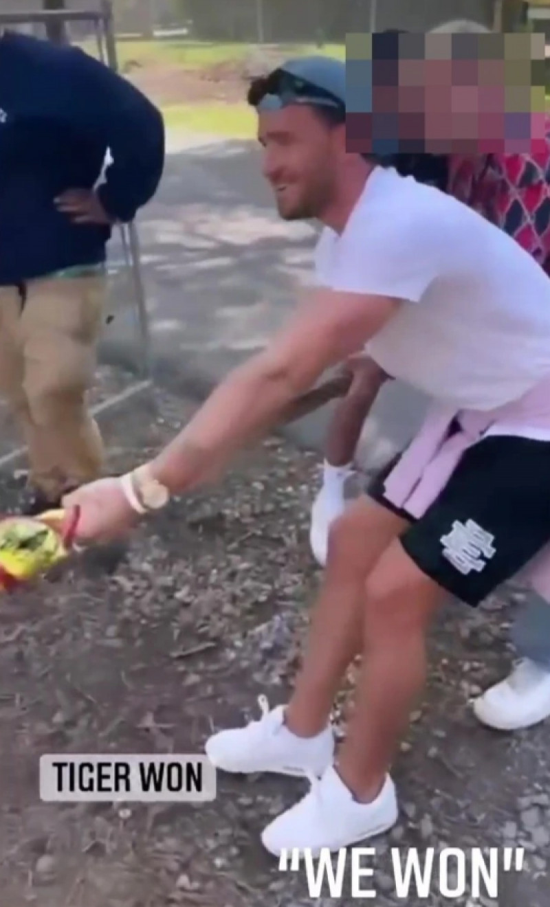 بن تشيلويل يصارع نمر أبيض بن تشيلويل يصارع نمر أبيض