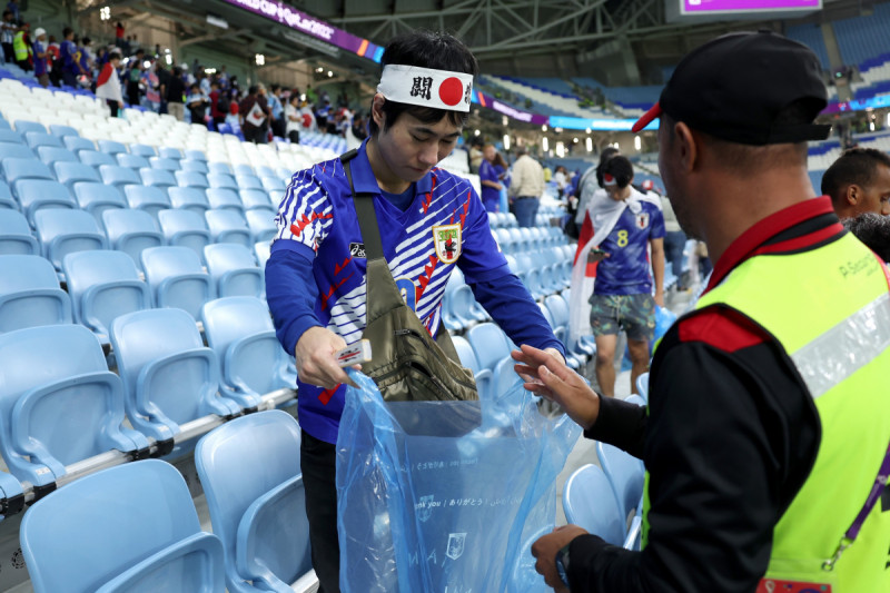 تصرف معتاد من الجمهور الياباني بتنظيف المدرجات قبل المغادرة تصرف معتاد من الجمهور الياباني بتنظيف المدرجات قبل المغادرة