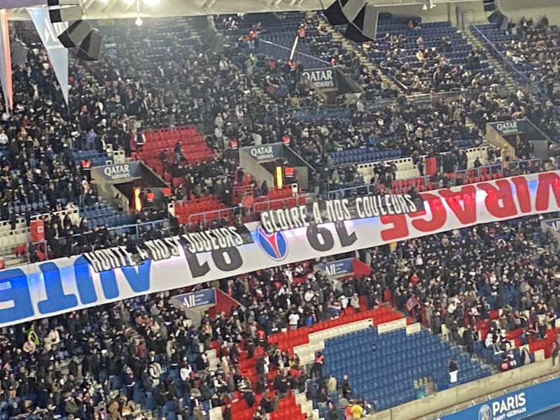 جماهير باريس سان جيرمان غاضبة أمام لوريان جماهير باريس سان جيرمان غاضبة أمام لوريان