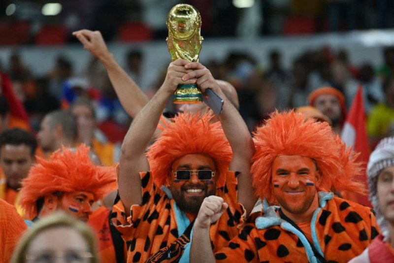 جماهير منتخب هولندا قبل مواجهة السنغال مع كأس العالم