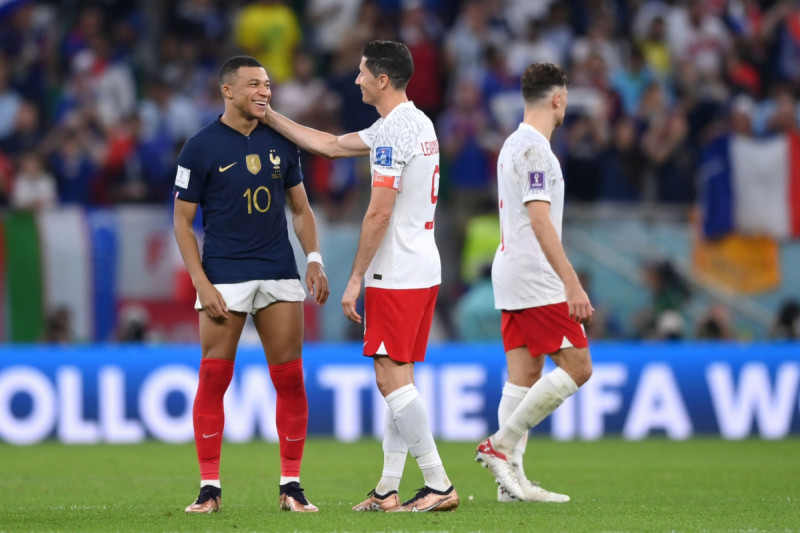 حديث ودي بين ليفاندوفسكي ومبابي بعد نهاية لقاء فرنسا وبولندا حديث ودي بين ليفاندوفسكي ومبابي بعد نهاية لقاء فرنسا وبولندا