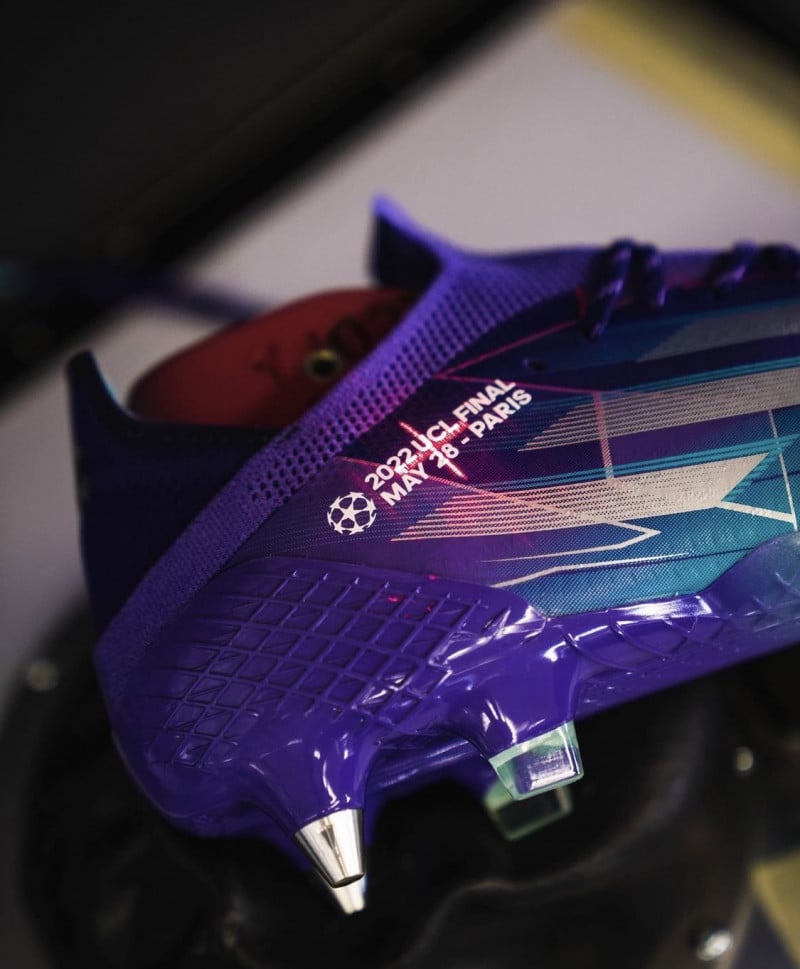 حذاء كريم بنزيما حذاء كريم بنزيما