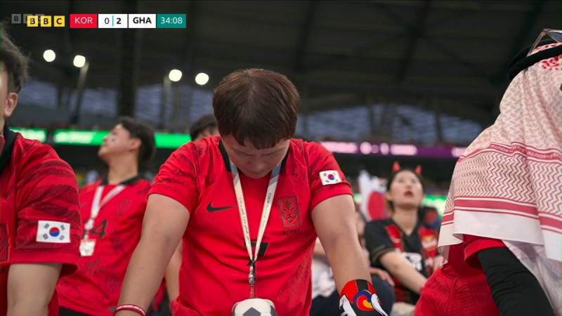 حزن مشجع كوري بعد خسارة منتخب بلاده أمام غانا (3-2)