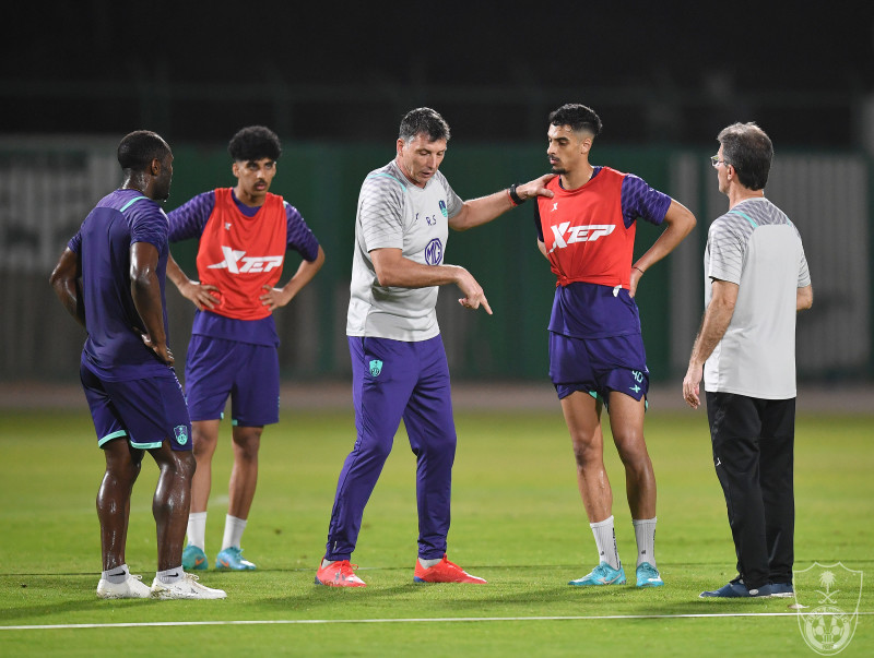 روبرت سيبولدي وعلي الأسمري - تدريبات الأهلي روبرت سيبولدي وعلي الأسمري - تدريبات الأهلي