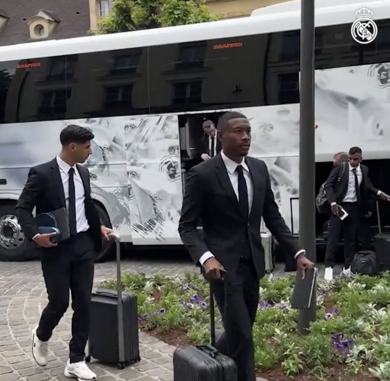 ريال مدريد يصل إلى باريس