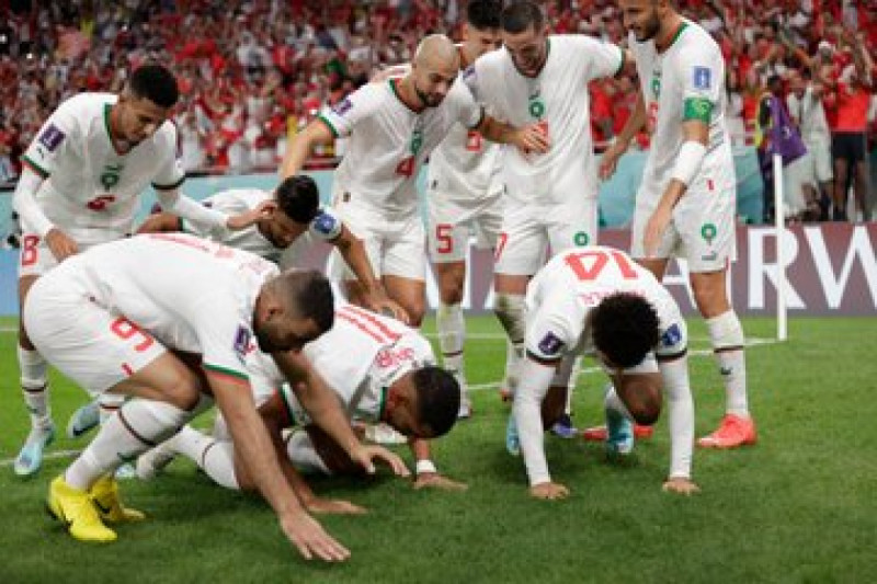 سجدة شكر نجوم المنتخب المغربي بعد الهدف الثاني في مرمى بلجيكا سجدة شكر نجوم المنتخب المغربي بعد الهدف الثاني في مرمى بلجيكا