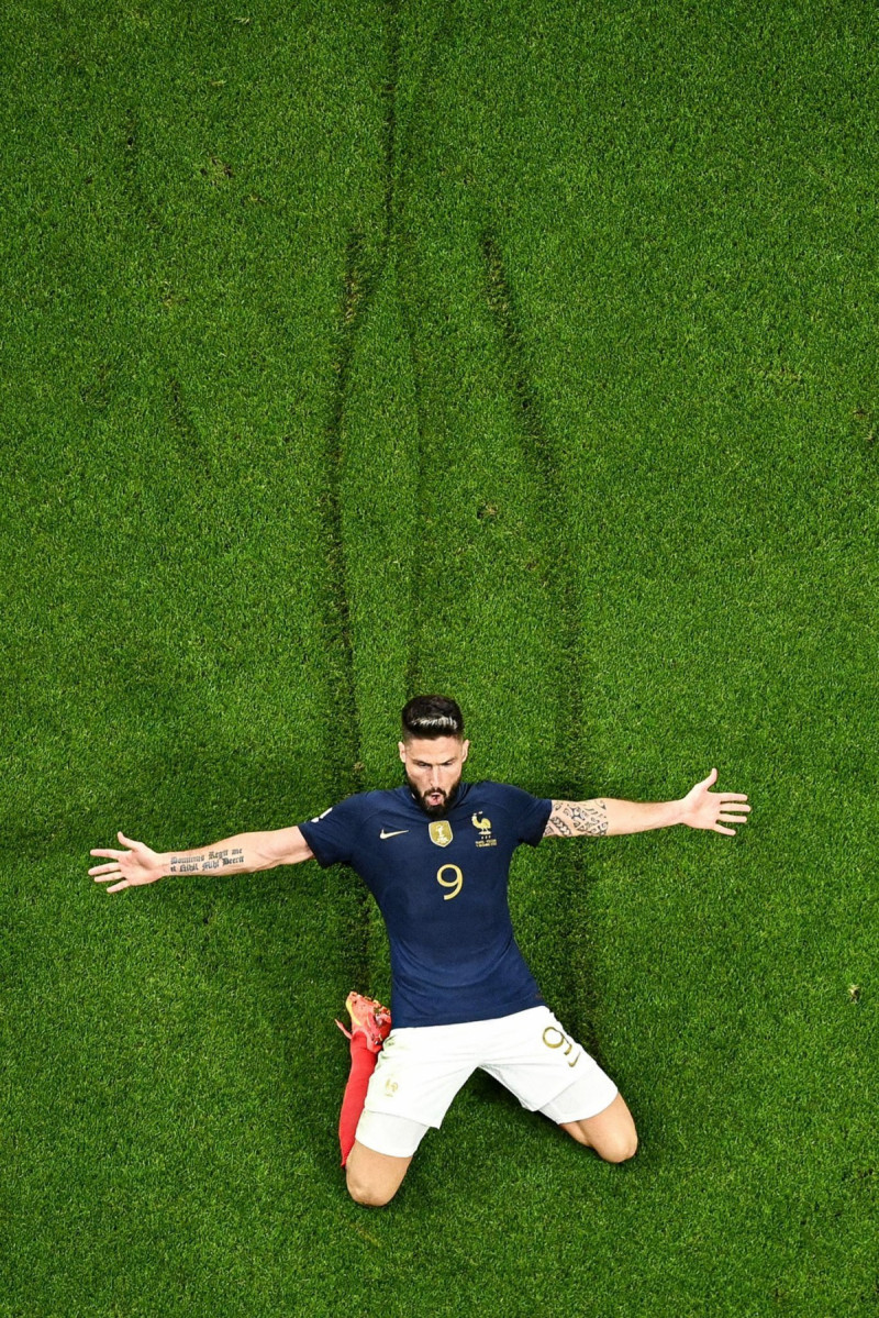 فرحة أوليفيه جيرو بالهدف الأول للمنتخب الفرنسي. فرحة أوليفيه جيرو بالهدف الأول للمنتخب الفرنسي.